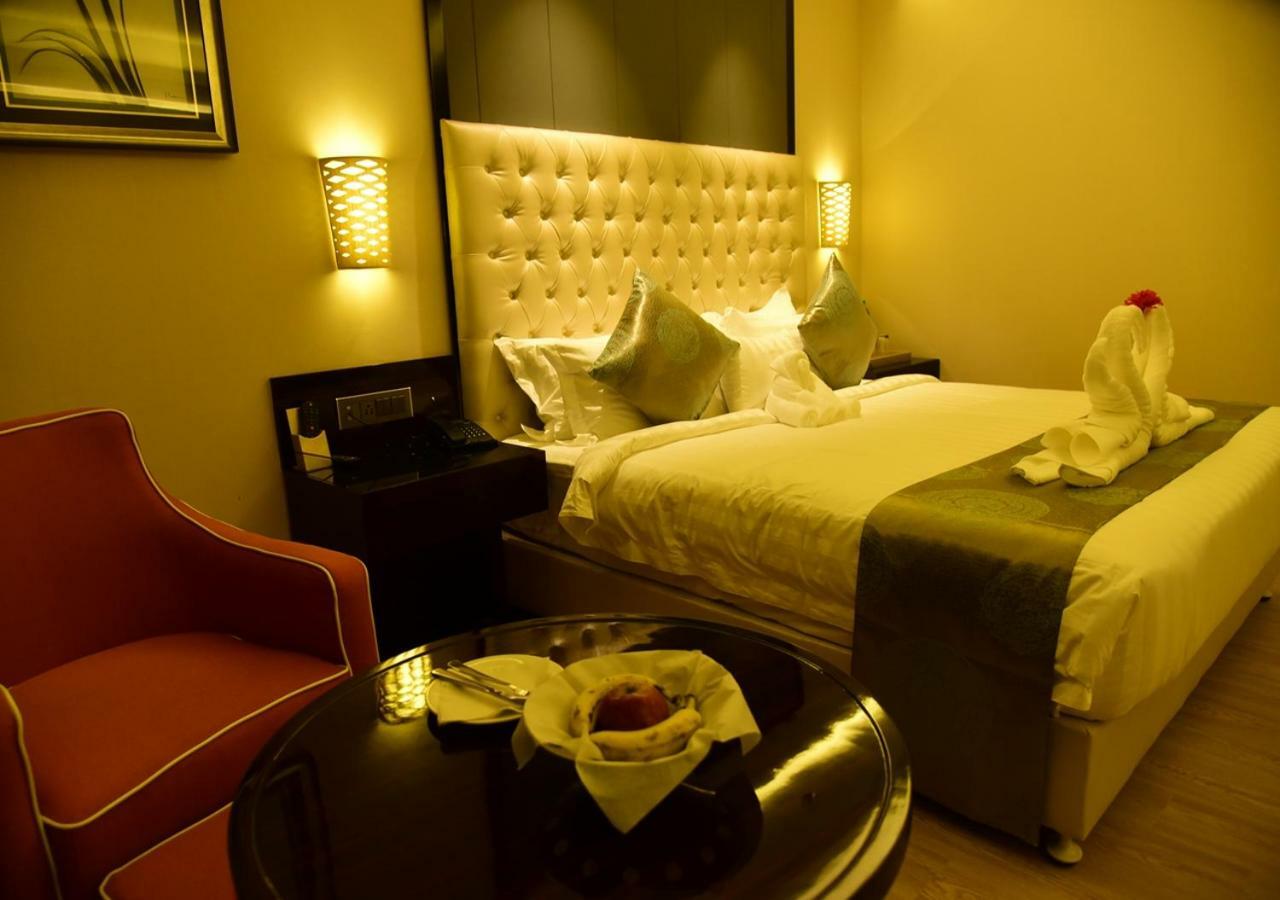 Om Clarks Inn Raebareli Exterior foto