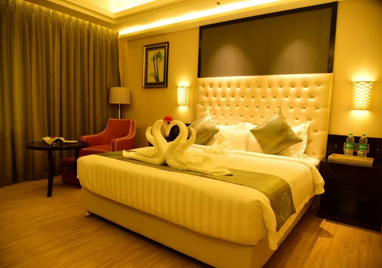 Om Clarks Inn Raebareli Exterior foto